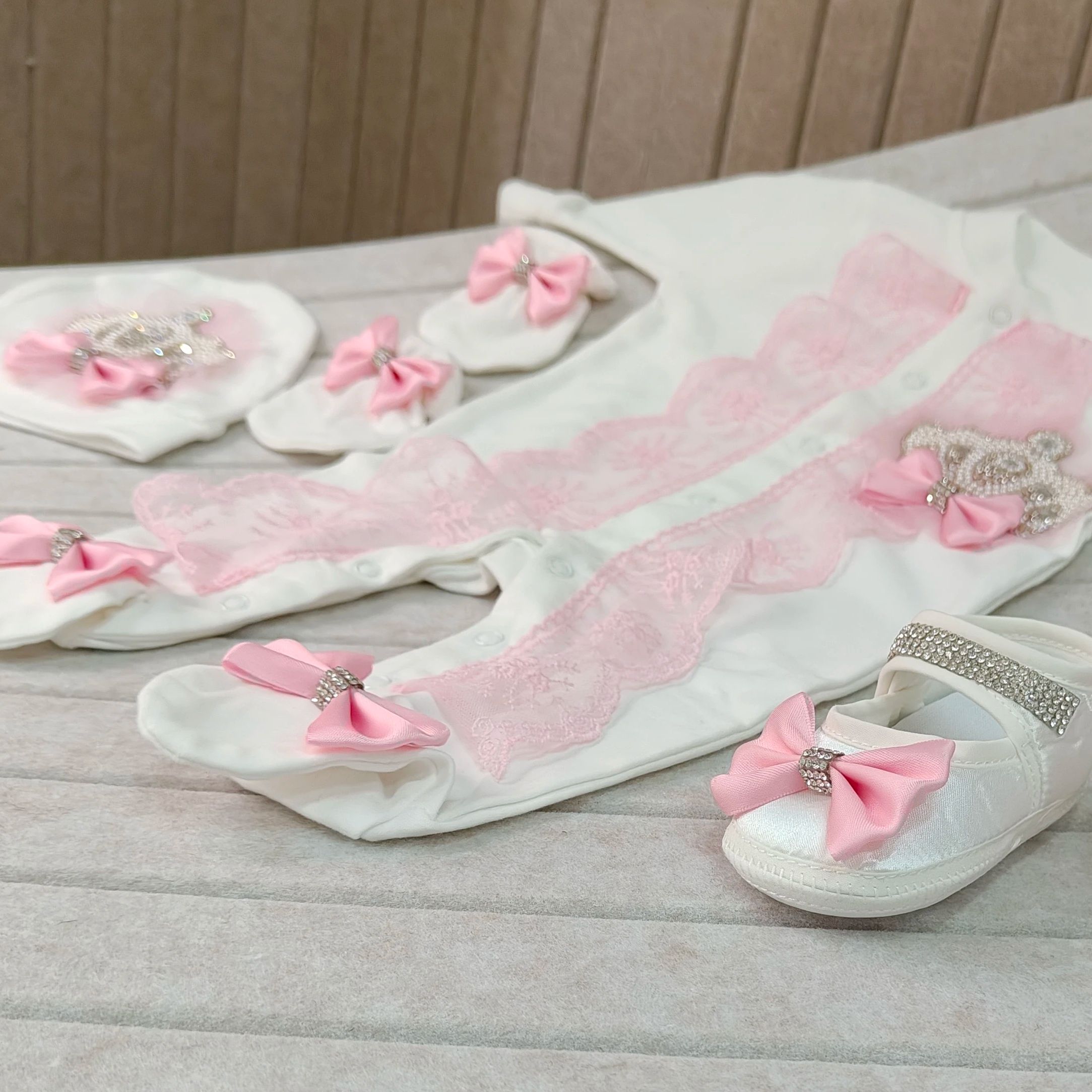 Baby Nursery Outfits - Welcome Home Pagliaccetto per bebè Guanti
